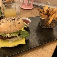 Burger Cheese Burger façon Chicken Pané avec fromage Gouda smoked + portion de Frites maison  at Cooking Colours in Metz