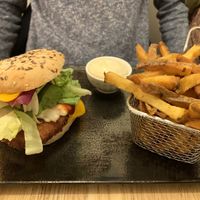 Burger Cheese Burger façon Chicken Pané avec fromage Cheddar + portion de Frites maison  at Cooking Colours in Metz