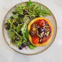 The pizza  at Maisie Cafe in Paris