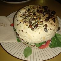 Sandwich con mozzarella, tomate, tapenade y rúcula. at La Libelula in Cordoba