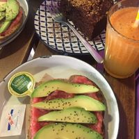 Avocado and tomato toast, carrot and chocolate cake and apple, carrot and orange juice at Mimimi in Granada