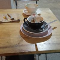 Chocolate con leche almendras y tarta abuela vegana at Mimimi in Granada