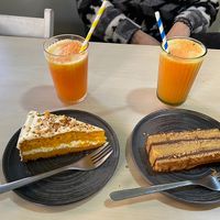 Tarta de zanahoria con queso, tarta de la abuela y zumos   at Mimimi in Granada