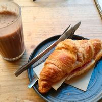 Croissant con mortadela y queso vegano. Batido de chocolate vegano at Mimimi in Granada