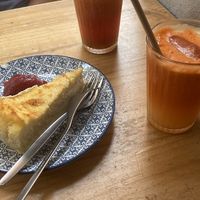 tarta de queso y zumos at Mimimi in Granada