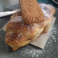 Croissant con crema de galleta at Mimimi in Granada