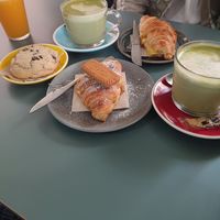 Aparte zumo de naranja y matcha latte con vainilla (buenísimo) at Mimimi in Granada