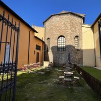 Outdoor seating  at Grinder Coffee Lab in Ravenna