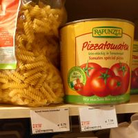 big packs of noodles & tomatoes at HULC Bio-Food in Cologne