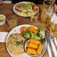 Schnitzel mit Kroketten oder Kartoffelsalat at SIGGIS v/gan dine & co. in Munich