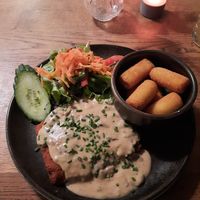 Sojaschnitzel mit Pilzrahmsoße , Kroketten und Salat at SIGGIS v/gan dine & co. in Munich