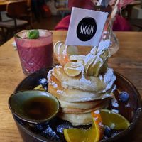 Pancakes mit Früchten und extra Bananen at SIGGIS v/gan dine & co. in Munich