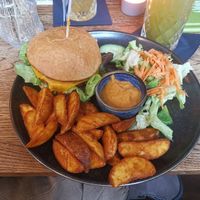 SIGGIS Burger mit Wedges und Salat at SIGGIS v/gan dine & co. in Munich