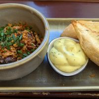 SHROOMY a1) a2)😄(from 5 pm) 7,60 €
Sauteed brown mushrooms, garlic oil,
remoulade, fried onions and garlic baguette at SIGGIS v/gan dine & co. in Munich