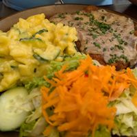 CRISPY a1) 4) 6)😄18,90 €
Our Anti-„Jägerschnitzel“ – fried soy „Schnitzel“ 
served with homemade mushroom cream sauce 
and some salad garnish. at SIGGIS v/gan dine & co. in Munich