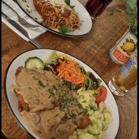 Schnitzel mit Kartoffelsalat und Bolognese at SIGGIS v/gan dine & co. in Munich
