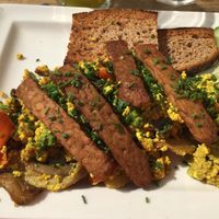Scrambled Eggz „Tofu“ with Tempeh Bakon Strips .... mmmmmm Deeeelishus at SIGGIS v/gan dine & co. in Munich