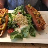 Seiten Hotdogs- superlecke Senfsauce at SIGGIS v/gan dine & co. in Munich