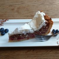Currant meringue pie at SIGGIS v/gan dine & co. in Munich