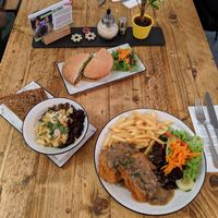 Burger, salad & Schnitzel at SIGGIS v/gan dine & co. in Munich