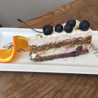Vegan and gluten free cake at SIGGIS v/gan dine & co. in Munich