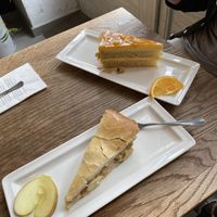 Apple pie and Mango Passionfruit cake 🍏🥭 at SIGGIS v/gan dine & co. in Munich