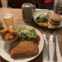 Vegan Cordon Bleu and Burger at SIGGIS v/gan dine & co. in Munich