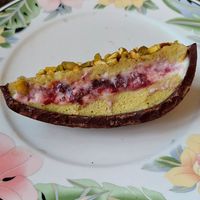 Ovo de colher de pistache com frutas vermelhas at Grao Fino in Sao Paulo