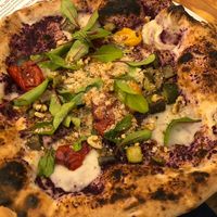 Pizza ‚Veganheaven‘ mit frittierter Zuccini und Aubergine, veganem Mozzarella, etc. / Pizza ‚Veganheaven‘ with fried zuccini and eggplant, vegan mozzarella, ...  at Antica Pizzeria Nennillo in Cologne