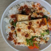 Wochengericht mit Spargel und extra Tofu (deutlich zu viel Reis im Vergleich zum Gemüseanteil) at Joyce in Reutte