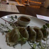 Solo tome esta foto de la entrada Gyozas, muy buenas. Recomendado sushi stick de queso crema, sushi golden y sushi pepita. Te amo helechoooo  at Helecho in Medellin