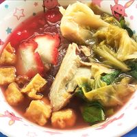Yen Ta Fo noodle soup with the cutest bowl at Pan Road - Vegan Food Cart in Bangkok