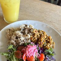 Plato y jugo del día. Arroz jazmín, con cebolla y zetas. Lentejas y ensalada. Jugo con varios ingredientes, como: cúrcuma, jengibre entre otros.  at Obrigado Cafe in San Juan