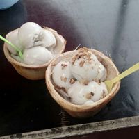 Kokoso-glaciaĵo kun arakidoj kaj kondensita lakto at Coconut Ice Cream in Battambang