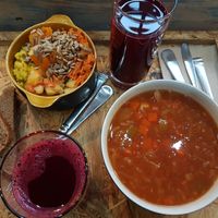 Linsen-Spitzkohlsuppe, vier Salate und Rote-Beete-Apfelsaft at Belly Button Food in Braunschweig