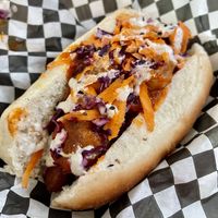 Búfalo soldier 🌭: pan artesanal, salchicha de tofu, mini boneless de coliflor, ensalada de col y zanahoria, salsa búfalo y ranch at Madre Tierra in Hermosillo