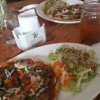 Pizza en pan pita con queso vegano  at Madre Tierra in Hermosillo