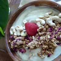 smoothiebowl with avocado and vanille at Oerwoud in Den Bosch