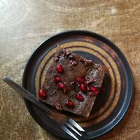 Blondie made of dates, walnuts, hempseeds and more at Oerwoud in Den Bosch