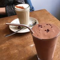 Super raw chocolate smoothie en chai naturel met kokos- rijstmelk at Oerwoud in Den Bosch