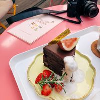 OVERRATEDDDD!!! average cake - overpriced! at The Nilk Factory - 더닐크팩토리 in Seoul