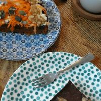 vegan carrot and a vegan peanut-chocokate cake at Koffiebar Sowieso in Breda