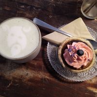 Matcha Latte mit Himbeer-Cupcake at Cafe Kosmos in Odense