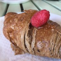 Brioche vegana sambuco e lampone   at Cooofe in Treviso