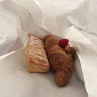 Apple strudel and Elderberry & rasperry vegan croissants at Cooofe in Treviso