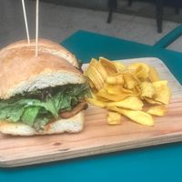 Baguette de champiñones al ajillo con chips de plátano at El Vegano in Guadalajara
