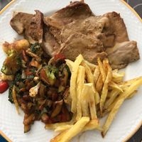 Seitan with chips and vegetables at Taskatenda in Salvaterra De Mino