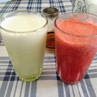 Jugos naturales de melón y frambuesa at La Cocina de Beterraga Rebelde in Valparaiso