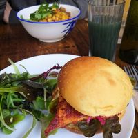 Burger et Tajine végan at Otium Cold Press in Paris