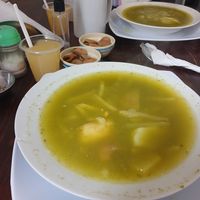 Sopa verde, habas y postre at Vegetalia in Lima